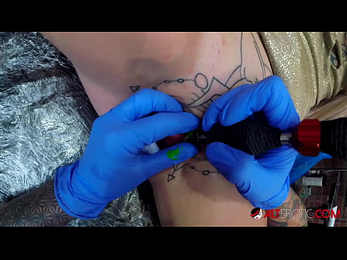 ❤️ Tsis tshua muaj tattooed hottie Sully Savage tau txais tattoo ntawm nws clitoris ❤️  Russian porn  ntawm peb  ❌️ Ib